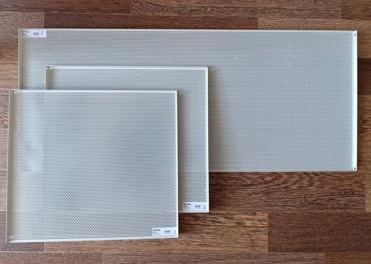 IKEA BOTTNA – nakloněné police do knihovny (3 ks)