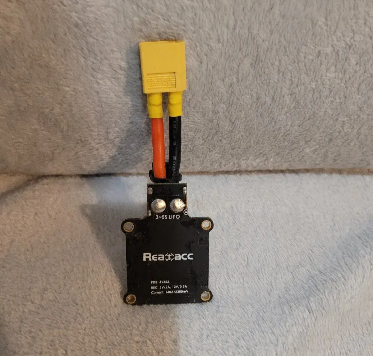 Realacc PDB 4×35A 3–5S + XT60 kabel + kondenzátor