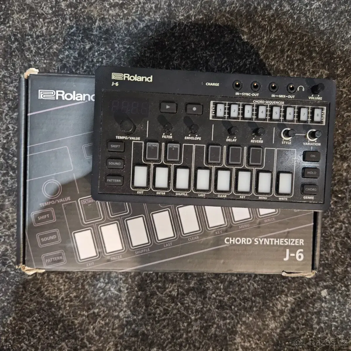 Roland AIRA Compact J-6 Chord Synthesizer + originální krabi