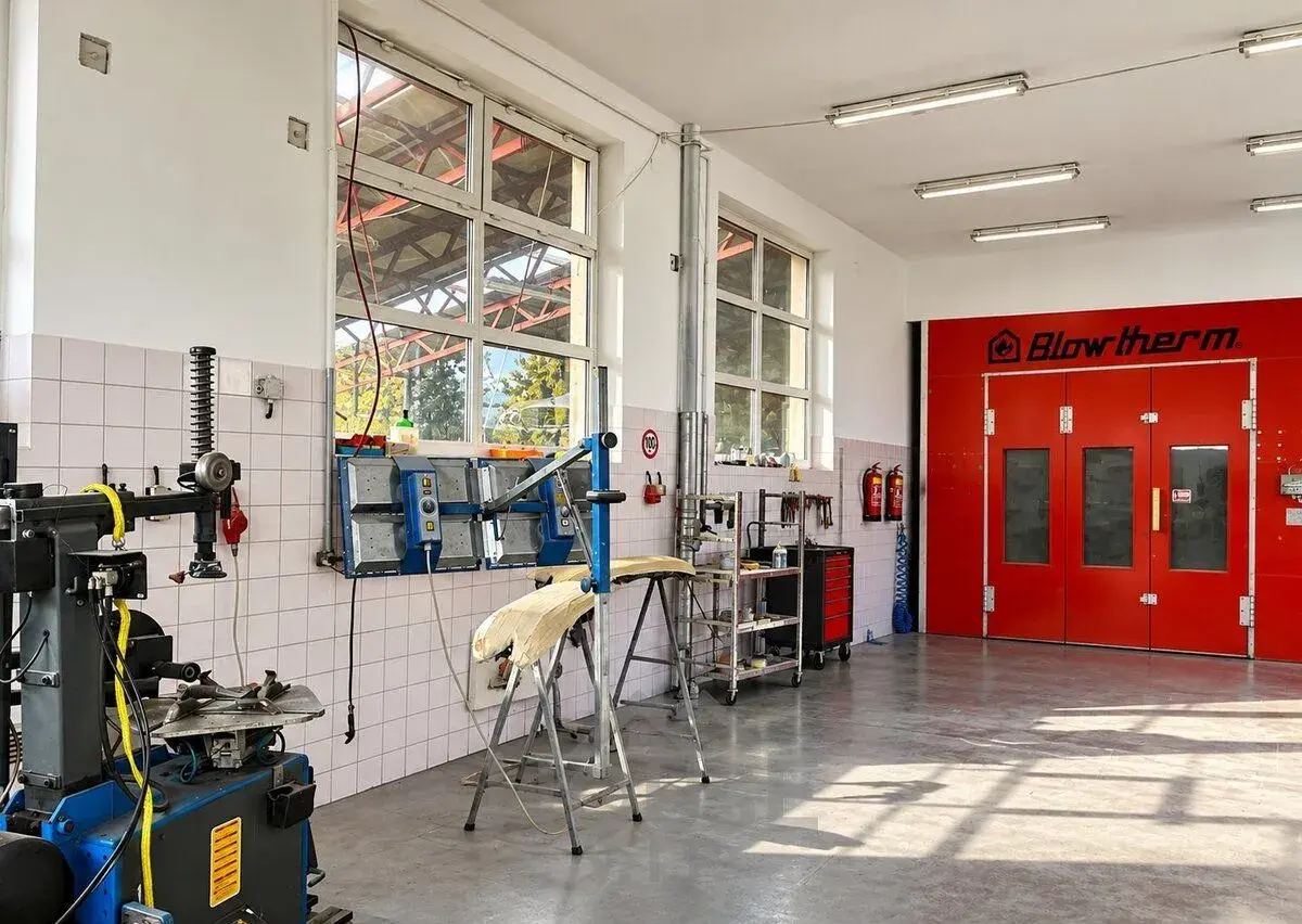 Pronájem autolakovny 300 m² plus parkovací stání, Světice u
