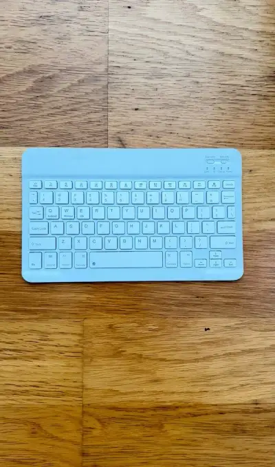 Bezdrátovou Bluetooth klávesnici KB002
