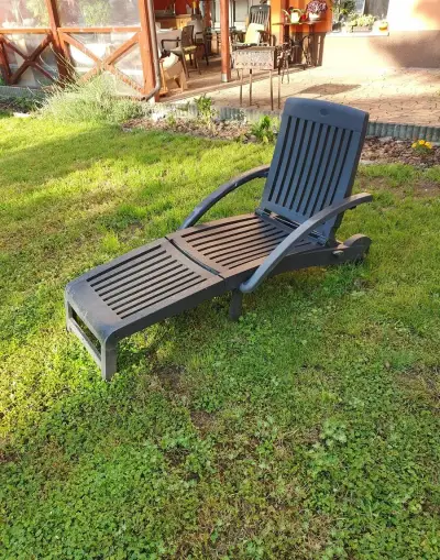 Plastové zahradní lehátko