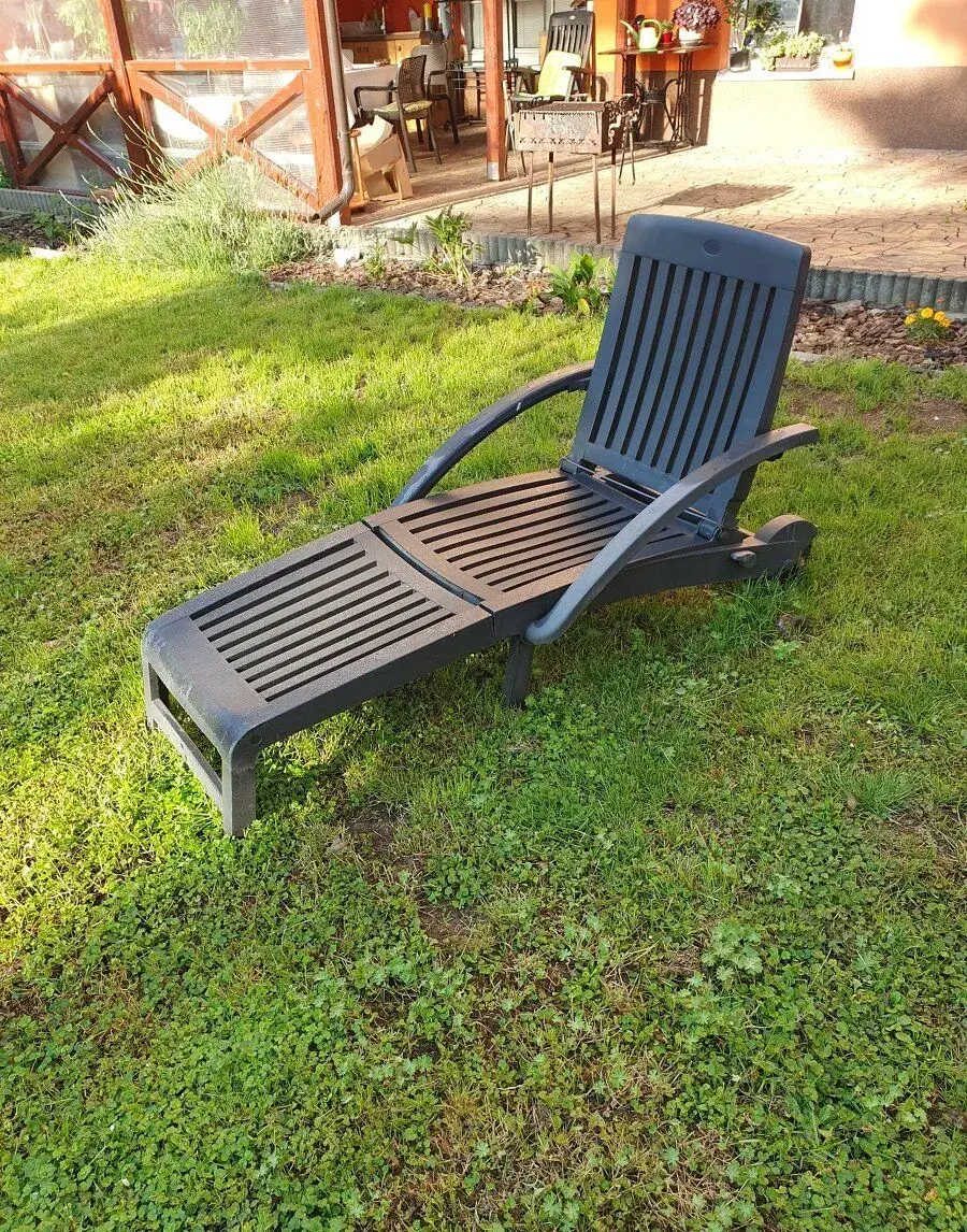 Plastové zahradní lehátko