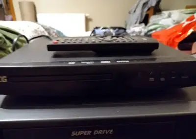 DVD s dálkovým ovladačem