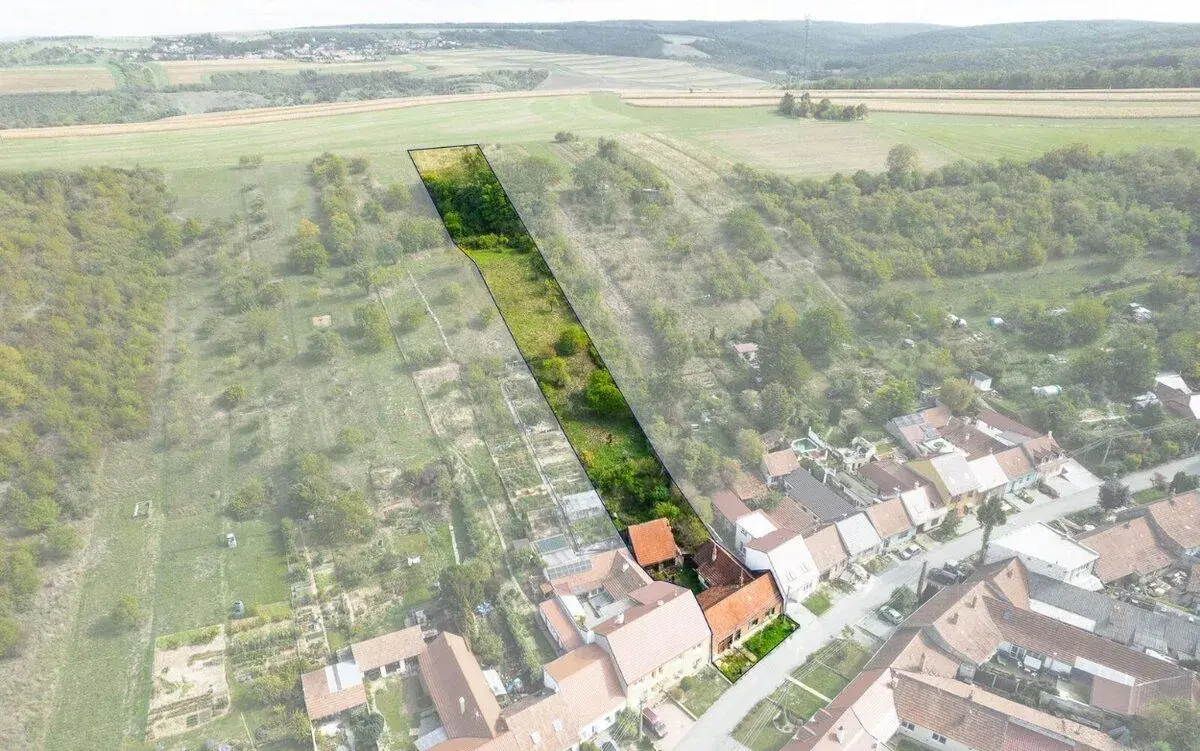 Prodej stavebního pozemku 3385 m² Milešovice
