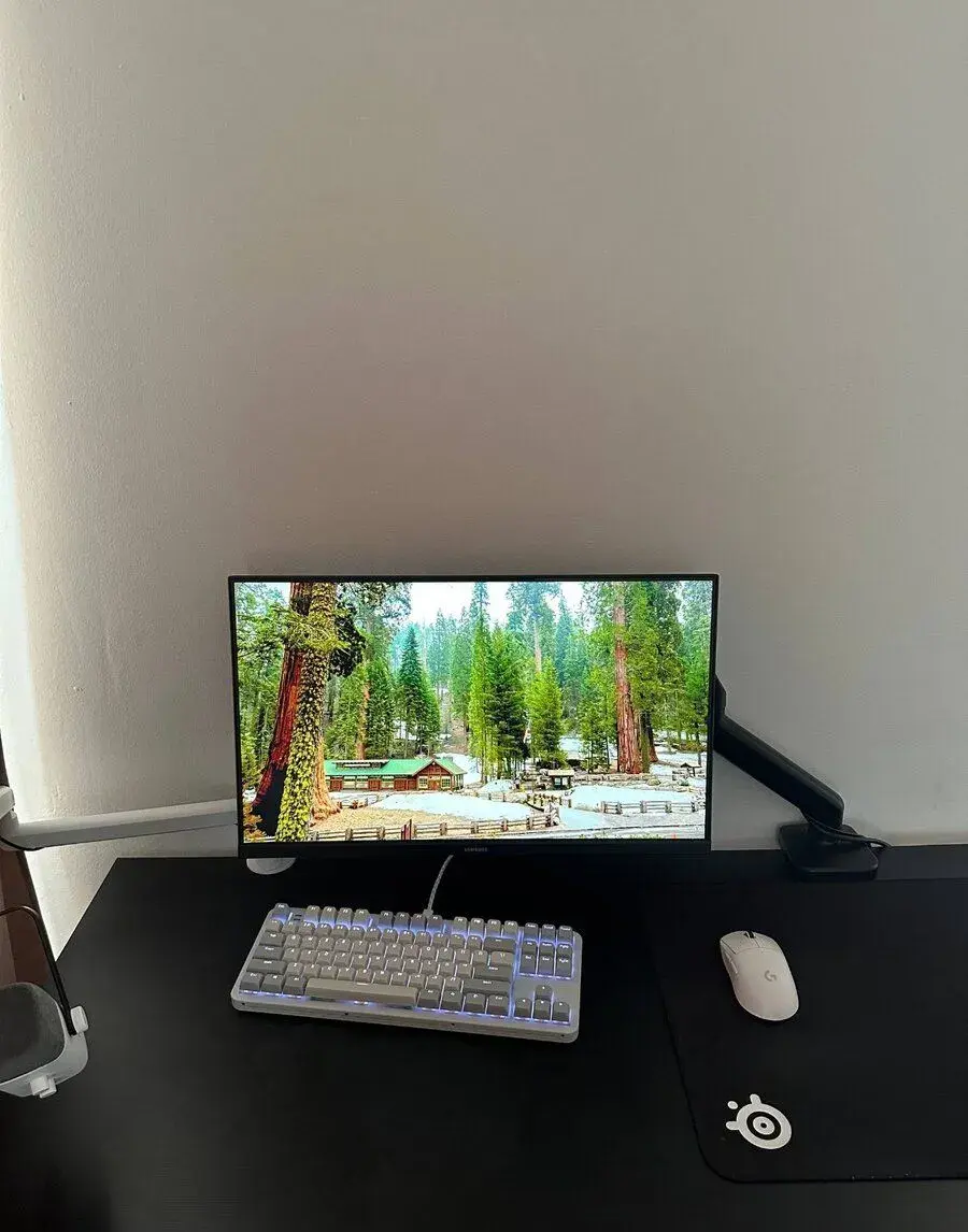 Herní monitor 24" 144Hz + stolní rameno (držiak) – super st