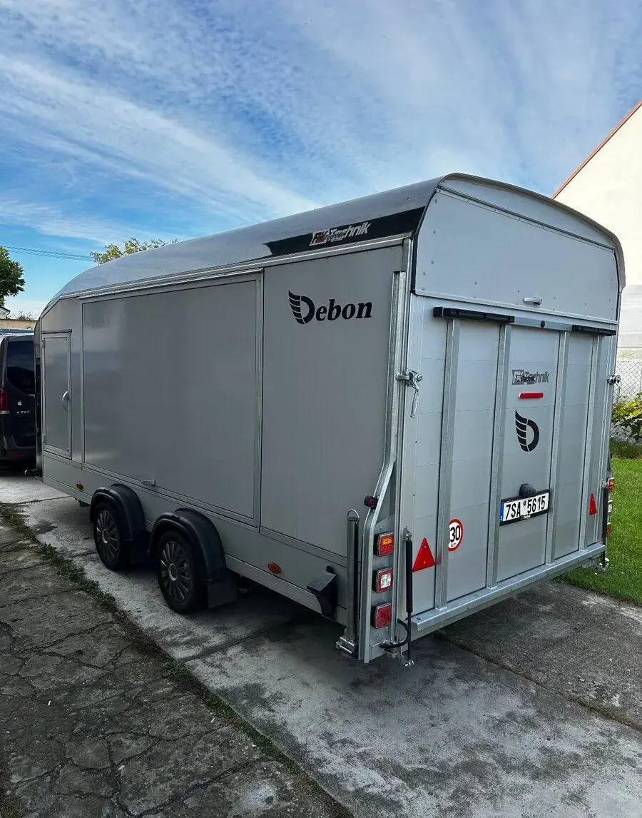 Krytý autopřepravník Debon