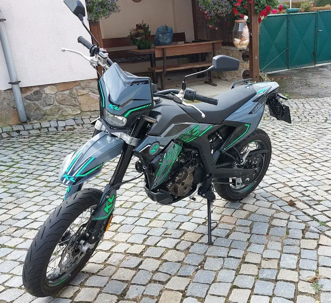 KL KXE 125 SM ABS | 997 km | 1. majitel | Servisní knížka |
