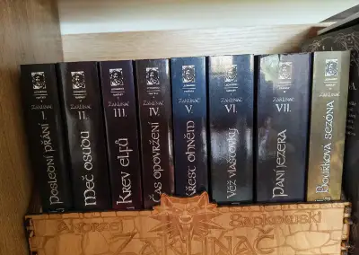 Série Zaklínač (Andrzej Sapkowski) – dřevěný stojánek