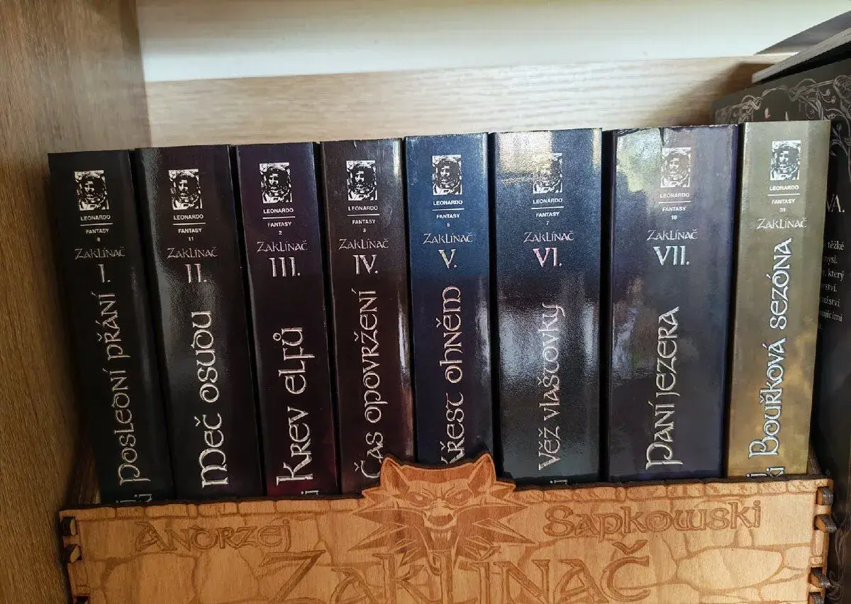 Série Zaklínač (Andrzej Sapkowski) – dřevěný stojánek