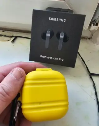 Samsung Galaxy Buds4 Pro – černá + pouzdro s karabinou