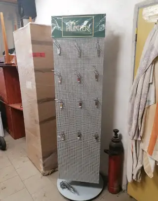 Nové otočné prodejní stojany, regály