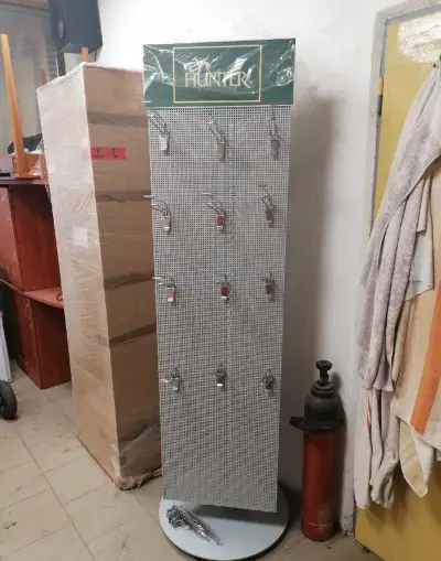 Nové otočné prodejní stojany, regály