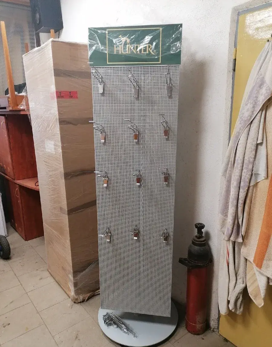 Nové otočné prodejní stojany, regály