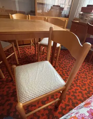 Jídelní stůl + 4 nepoužívané židle