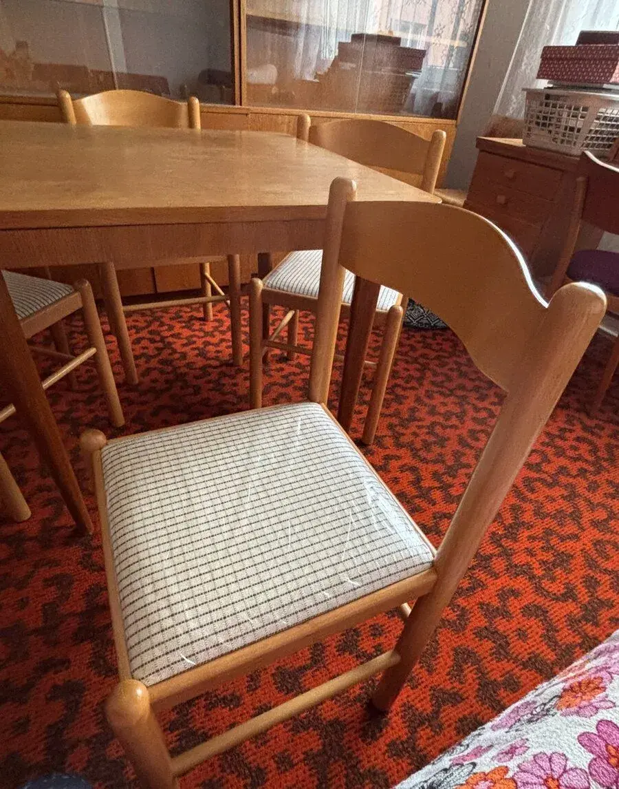 Jídelní stůl + 4 nepoužívané židle