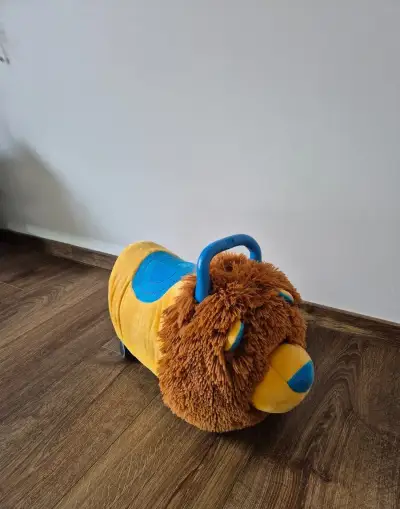 Odrážedlo FUNNY WHEELS Ride-On – plyšový lvíček