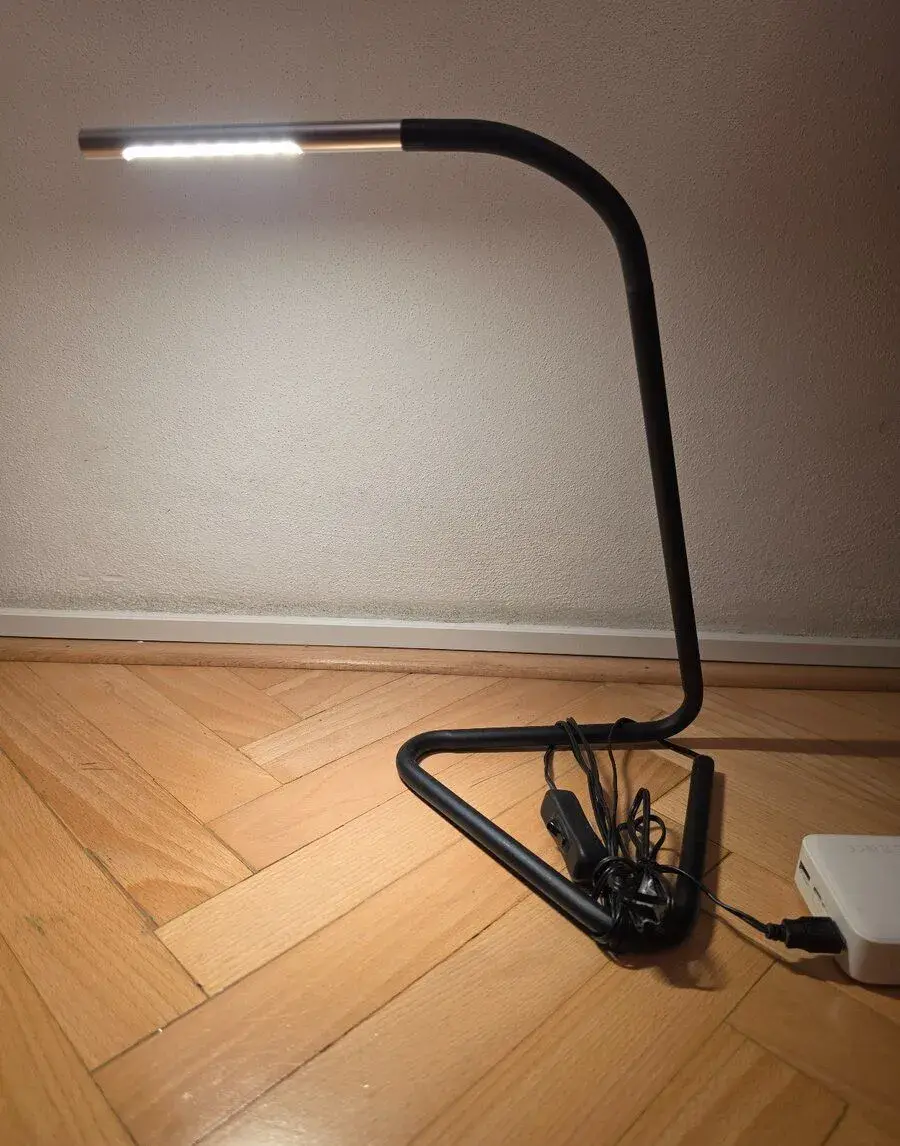 LED lampička IKEA HÅRTE – USB, černá