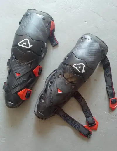 CHRÁNIČ KOLEN ACERBIS IMITACE CARBON - HEZKÉ A FUNKČNÍ