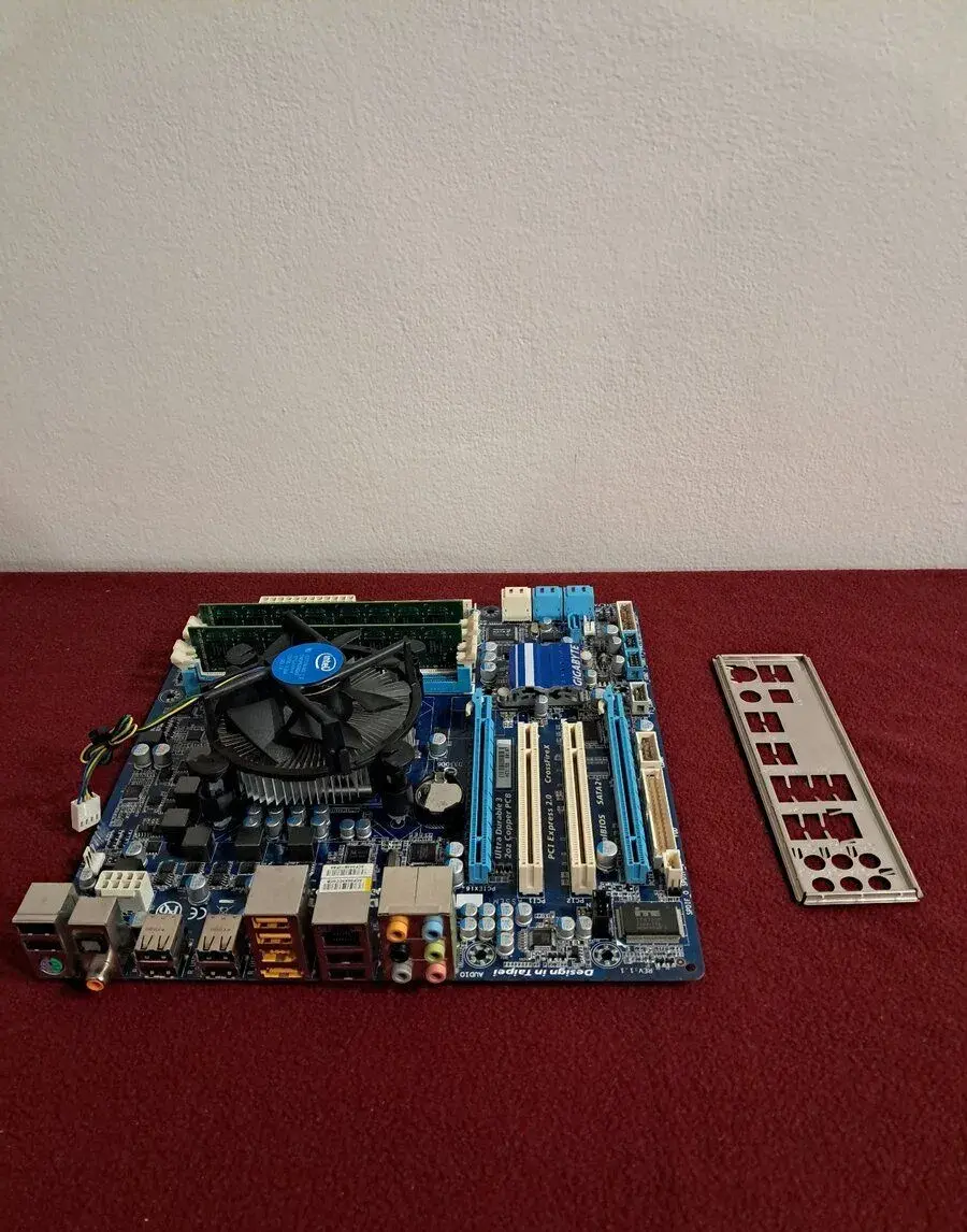 GIGABYTE GA-P55M-UD2 + I5 760 + 4 GB RAM