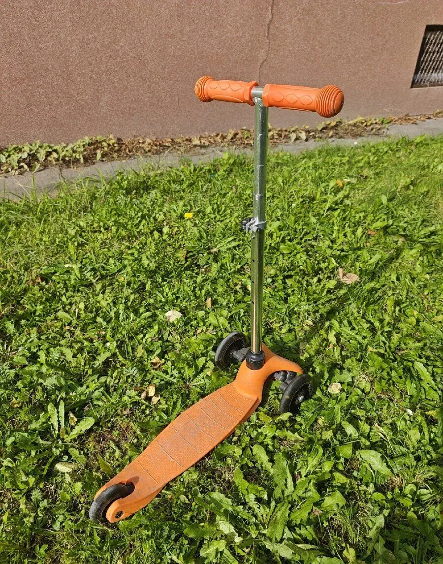 Oranžová dětská koloběžka