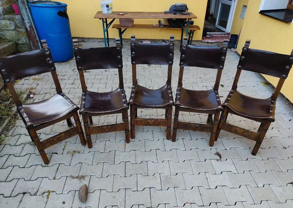 5 kusů rustikálních dřevěných židlí