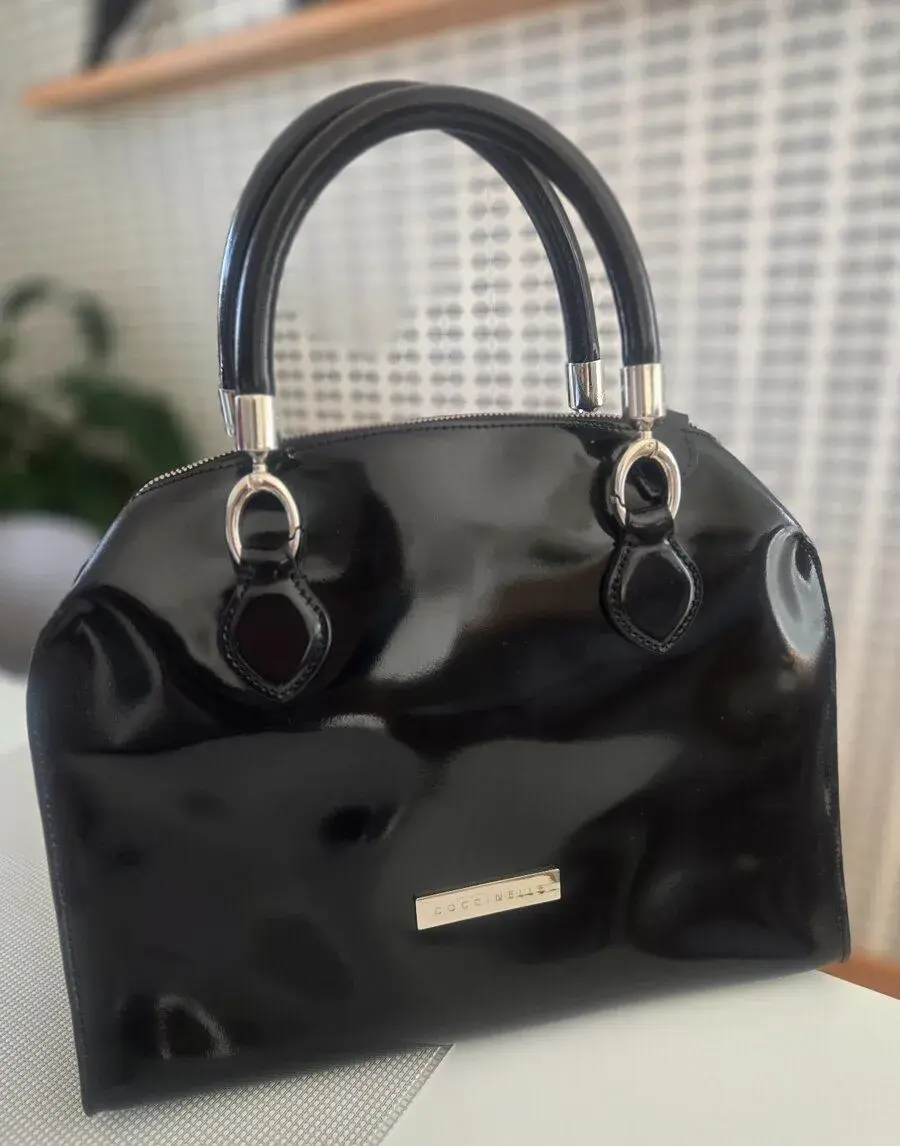 Černá lakovaná kožená kabelka Coccinelle 34 × 27 cm