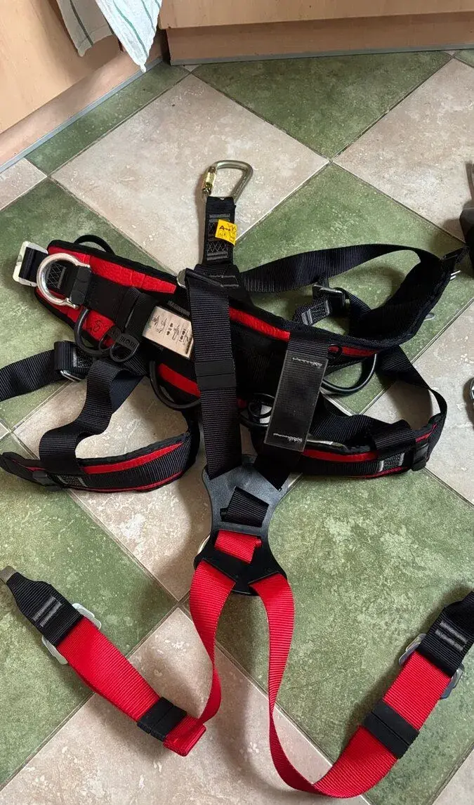 Bezpečnostní postroj + zachycovač(tlumič) pádu