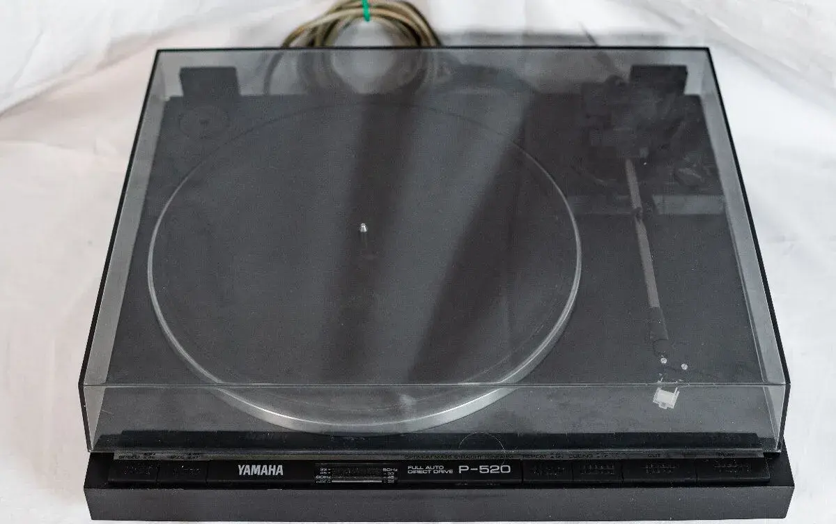gramofon Yamaha P 520