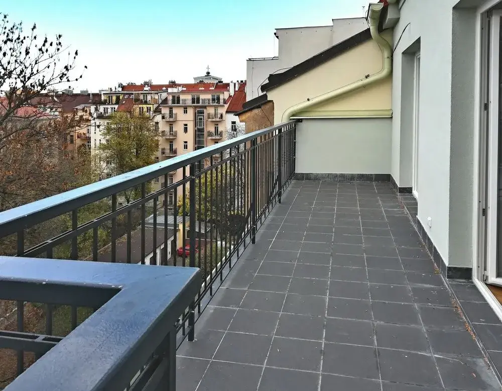 Krásný 1+kk+terasa, 42 m2, Praha u metra Jiřího z Poděbrad