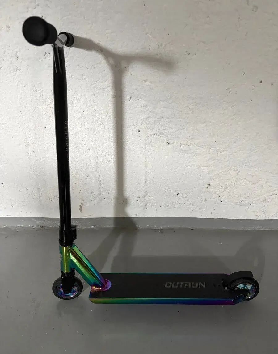 Blazer Pro Outrun FX Neochrome – freestyle koloběžka