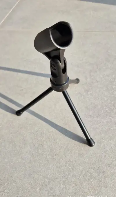 Stojánek na mikrofon.