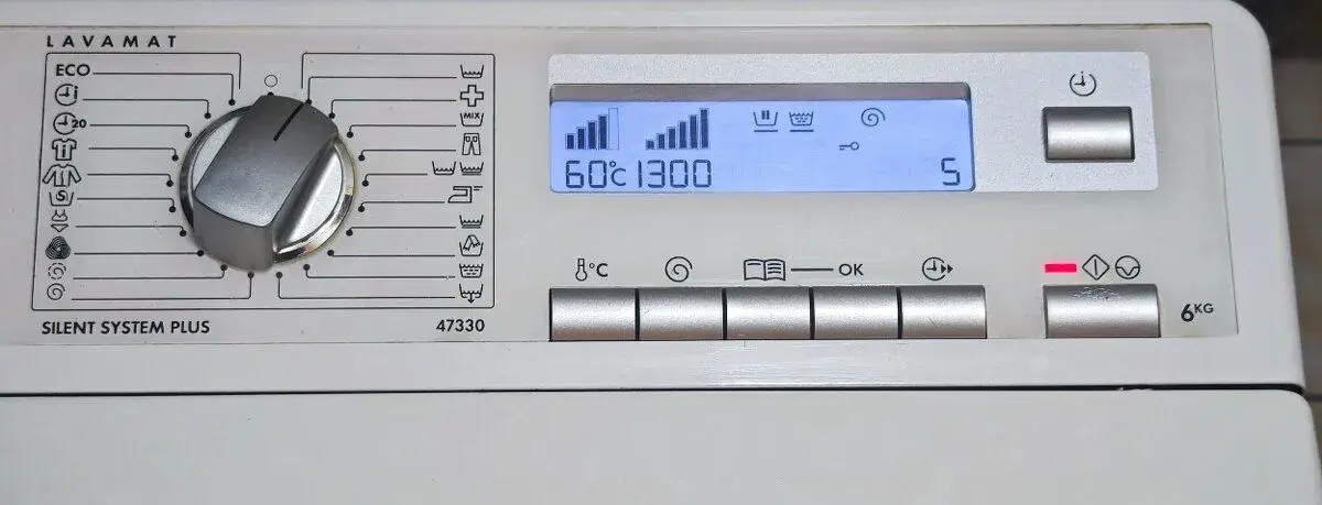 AEG 47330 A, 6kg, 1300ot. Vrchem plněná