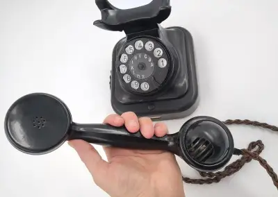 Starožitný bakelitový telefon se sluchátkem – 30 až 50. léta
