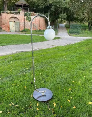 Podlahová chromovaná lampa v pěkném stavu plně funkční