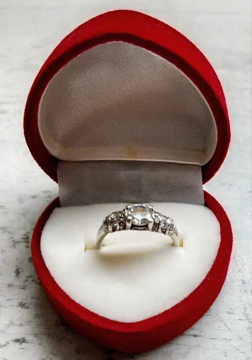 💍 Stříbrný prsten 925 se zirkony – elegantní, jemný
