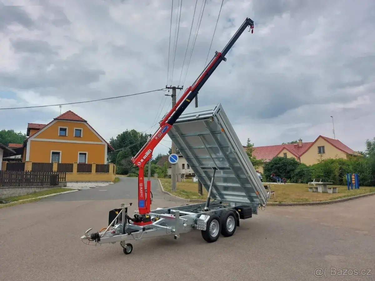 Třístranný sklápěč s rukou