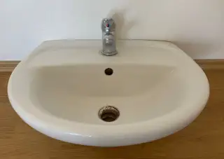 Umyvadlo s kohoutkovou baterií