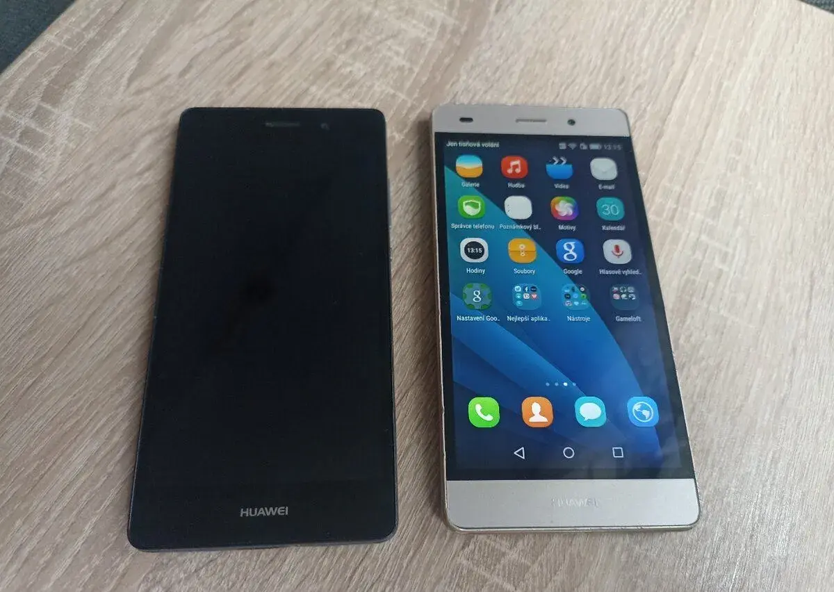 Huawei P8 Lite (ALE-L21) – 2 ks (jeden funkční, druhý na díl