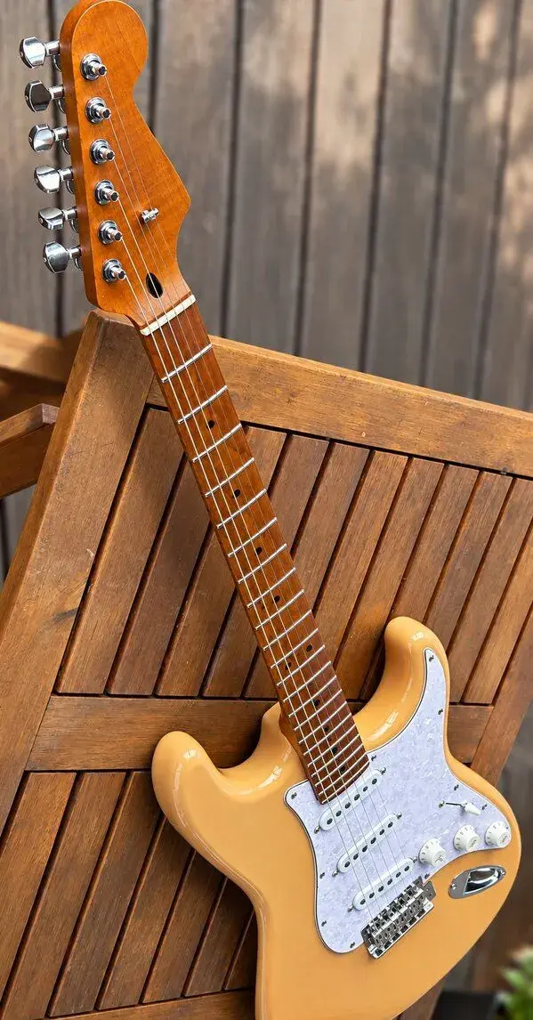 CUSTOM STRATOCASTER