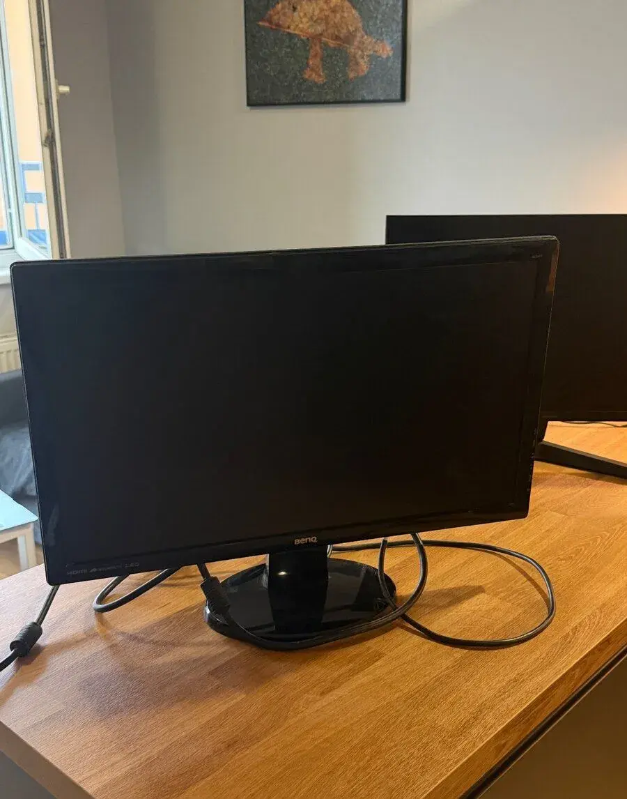 Dva 24" monitory – moderní Samsung a starší BenQ