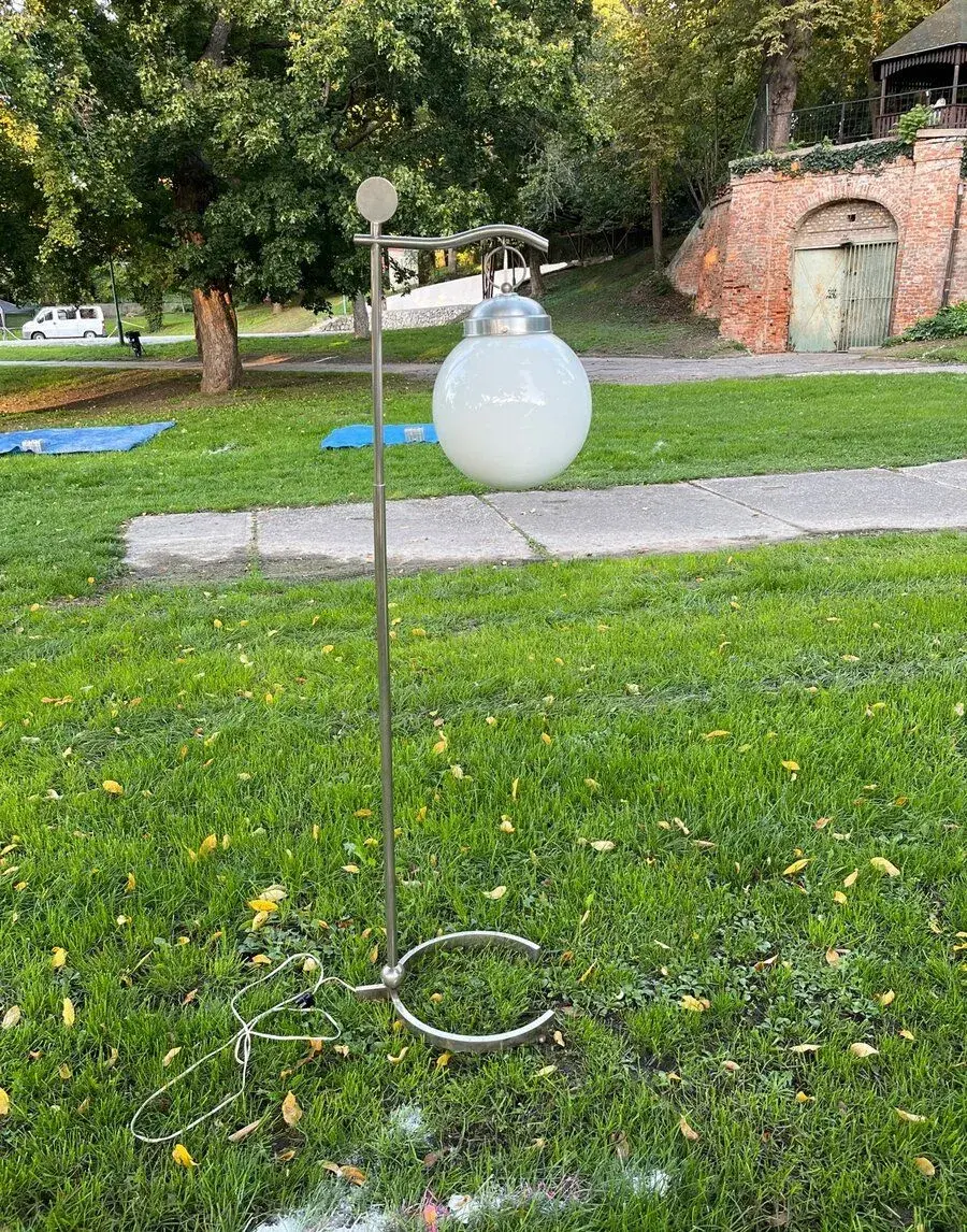 Niklovana podlahová lampa