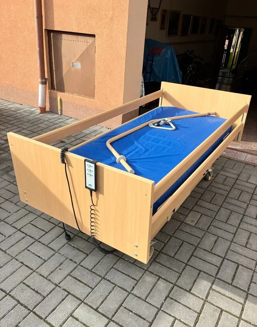 Elektrická polohovací postel Burmeier + stolek a židle