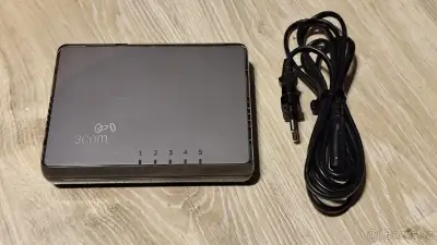 Pětiportový switch 3COM