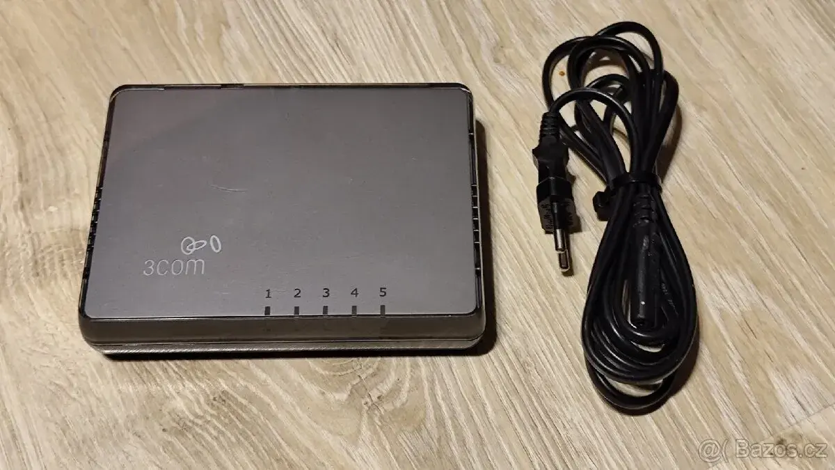 Pětiportový switch 3COM