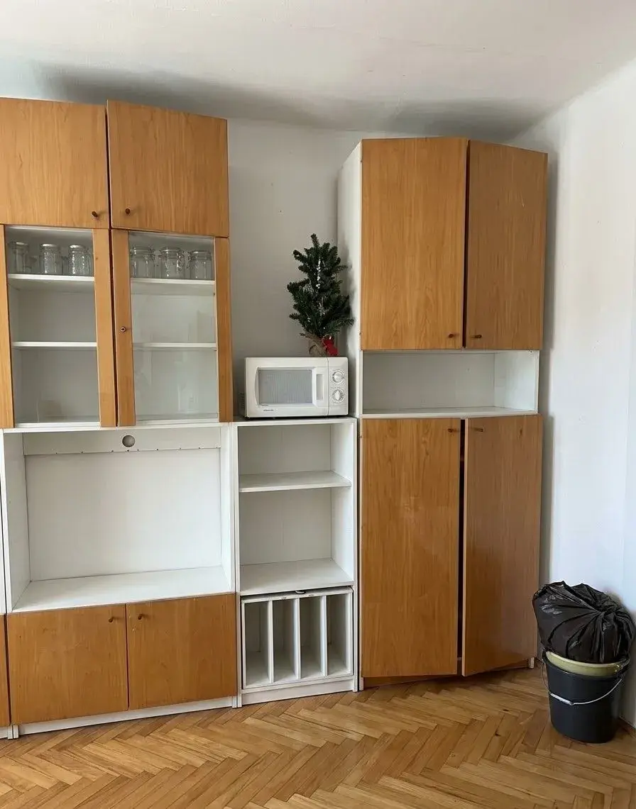 Prostorná obývací stěna / sektorová sestava skříní (vhodná i