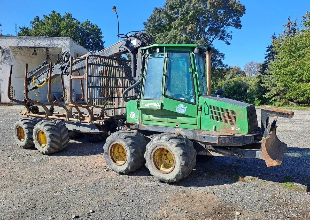 John Deere 810 D