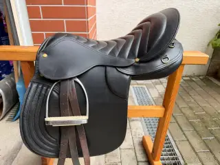 Černé kožené sedlo – velmi pěkný stav