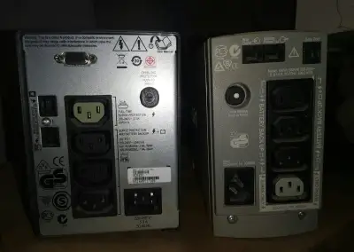 záložní zdroj APC – Smart-UPS SC 620 a Back-UPS CS 500