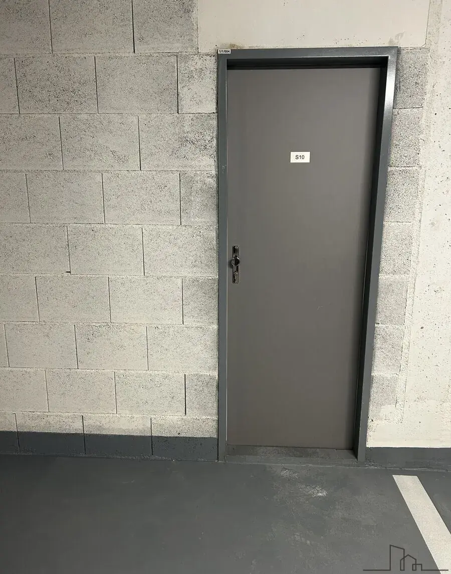 Pronájem garážového stání 15 m2 + skladu 4,5 m², ul. Mechačk